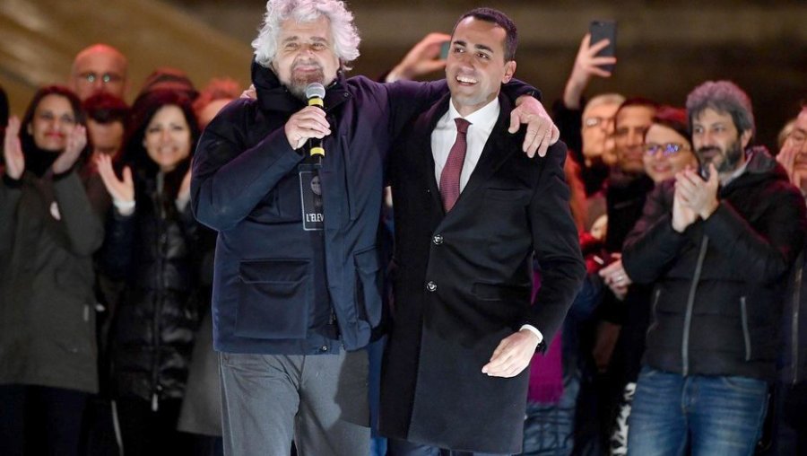 FOTO AFP-NA 5 ESTRELLAS. Beppe Grillo junto al candidato a primer ministro Luigi Di Maio.