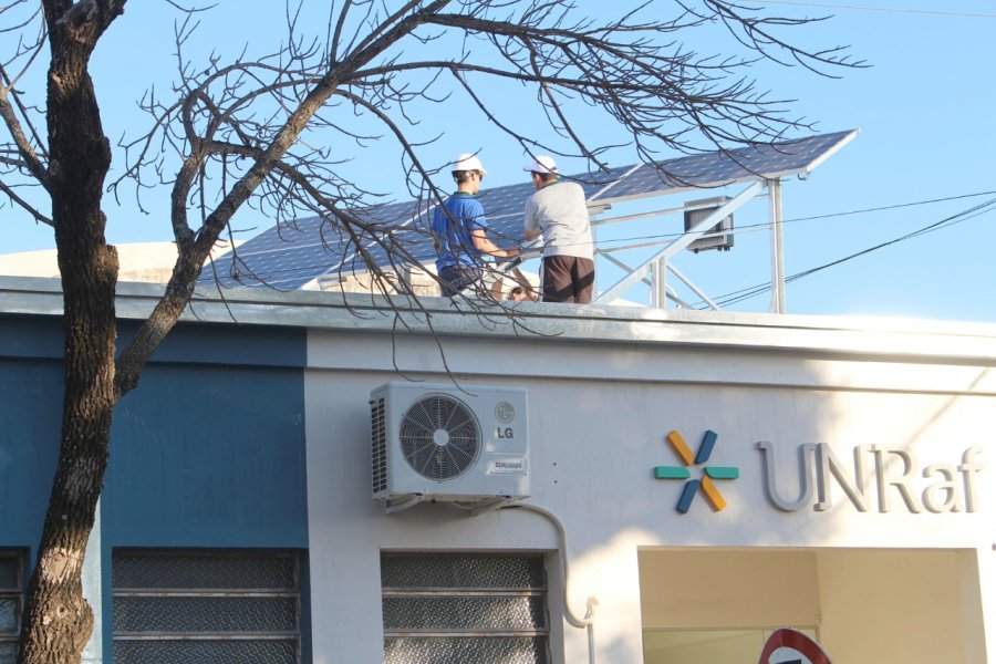 FOTO PRENSA UNRAF NOVEDAD. La planta fotovoltaica se instaló en la parte superior de la sede universitaria de la UNRaf.  UNRAF. La vicerrectora, Rosario Cristiani y el rector, Rubén Ascúa, durante la presentación de la Diplomatura en Eficiencia Energ
