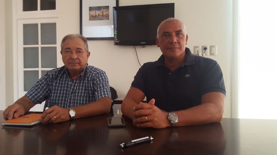 FOTO LA OPINION PROFESIONALES. El presidente del Colegio de Arquitectos, Fernando Fioramonti y uno de los ex titulares de la entidad, Hugo Andretich.