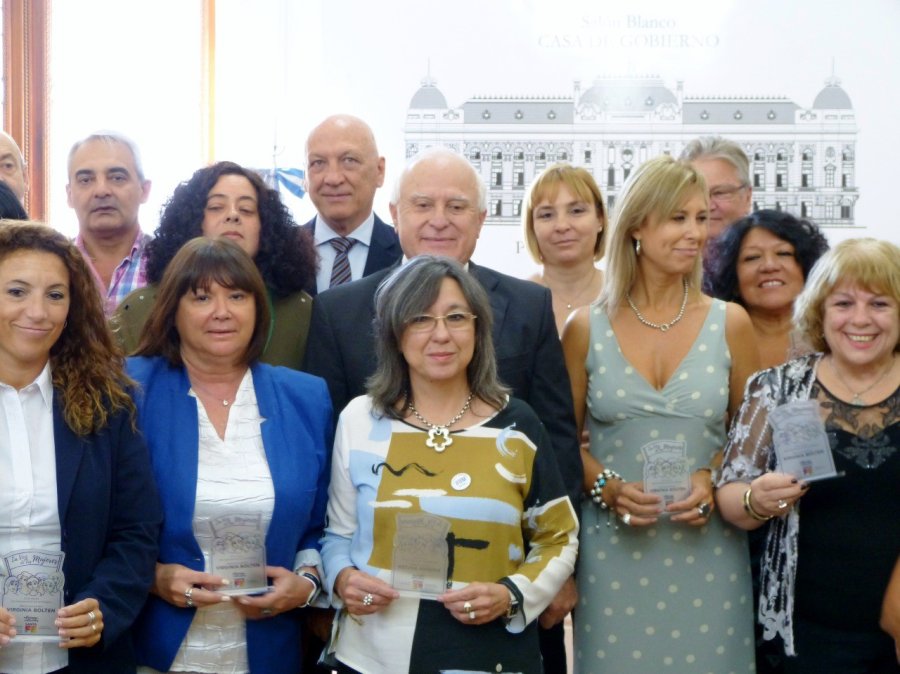 FOTO SCS DELEGACION LOCAL. Sergio Bo, Nora Pelosio, Bonfatti, Anal&iacute;a Volz y Dar&iacute;o Cocco.  ACTO. Volz, Pelosio y otras mujeres que recibieron la distinci&oacute;n junto a Lifschitz, Bonfatti y Fascendini.