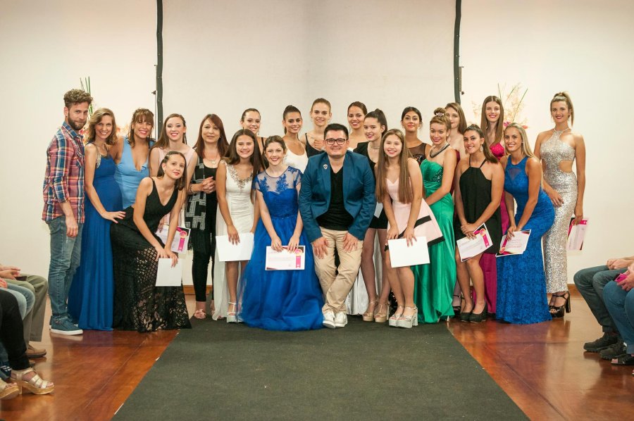 FOTO F. Ferreyra// GRADUACION./ El grupo del ciclo 2017 con docentes y el director de UMO.