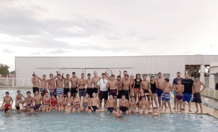 FOTO SIP// PILETA MUNICIPAL./ Grupo que particip&oacute; de la actividad en la temporada estival.