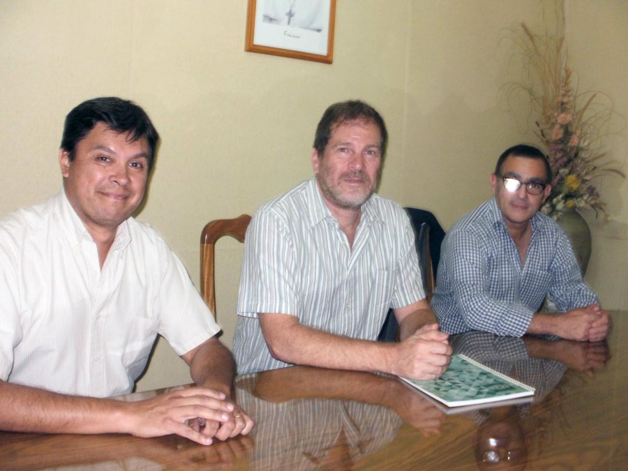 FOTO LA OPINION// VISITANTES./ Marcos Molina, Gustavo Adamovsky y Mario Braga.