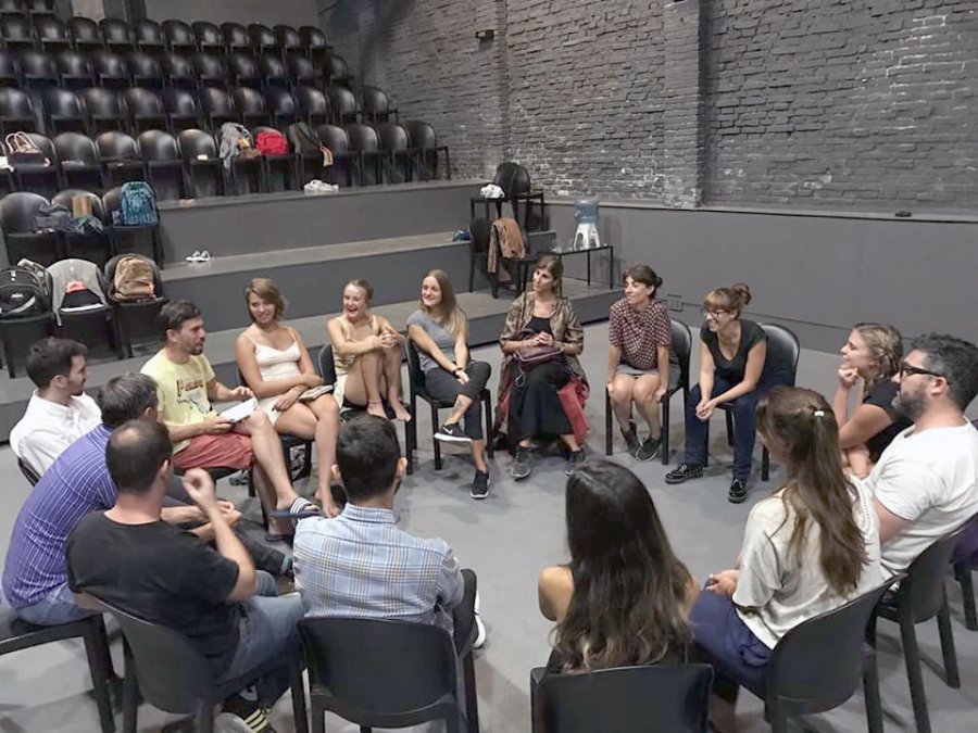FOTO PRENSA LA MASCARA// SEMINARIO./ El actor con los participantes de la capacitaci&oacute;n.