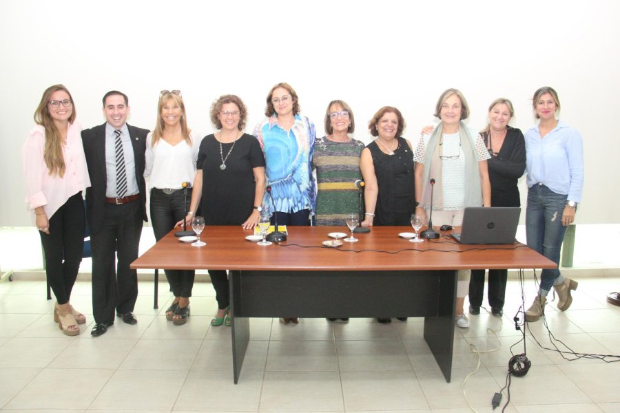 FOTO J. BARRERA// DISERTACION./ Organizadores y disertantes momentos antes de la charla.