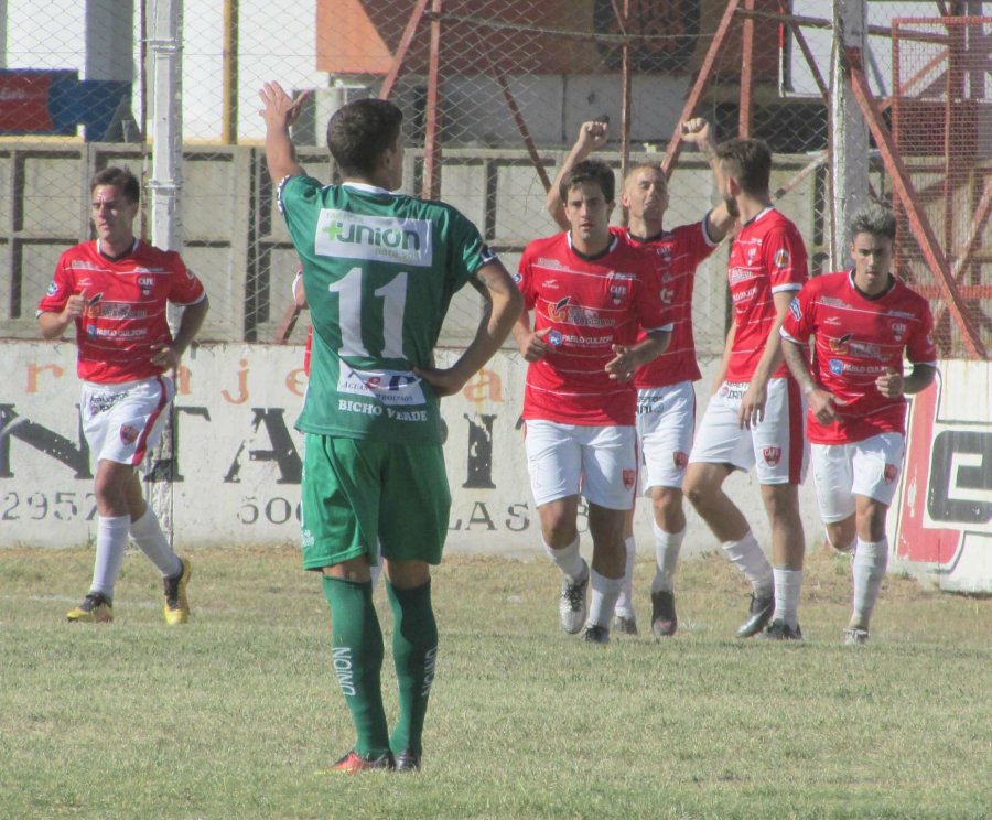 FOTO M. LIOTTA CON EL PIE DERECHO. / De local, 9 de Julio le ganó a Argentino Quilmes.   FOTO M. FERRERO FESTEJO. / Matías Zbrun, que volvió a Ferro, celebra su tanto.   FOTO M. FERRERO MUY DISPUTADO. / Ben Hur se llevó un triunfazo ante un durísimo