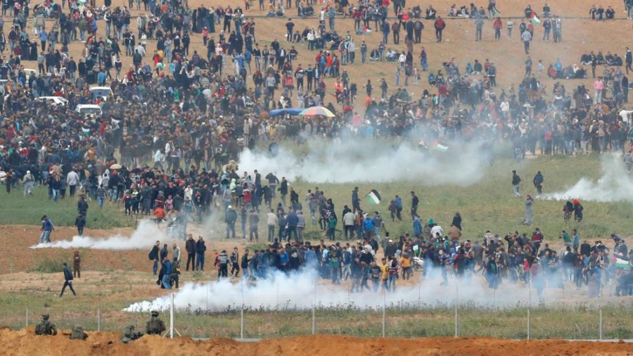 FOTO NA-AFP DISTURBIOS. Miles de palestinos en Gaza se concentraron frente a la frontera con Israel.