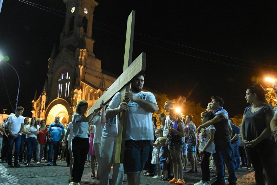FOTO M. LIOTTA VIA CRUCIS./ Una multitud asisti&oacute; a la celebraci&oacute;n alrededor de la plaza 25 de Mayo.