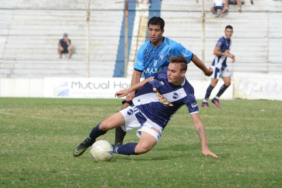 FOTOS MARIO LIOTTA EN EL SOLTERMAN. Sportivo sumó su primer triunfo ganándole el clásico al campeón Peñarol. EN EL PARQUE. Ben Hur goleó a Humberto y mira a todos desde arriba.