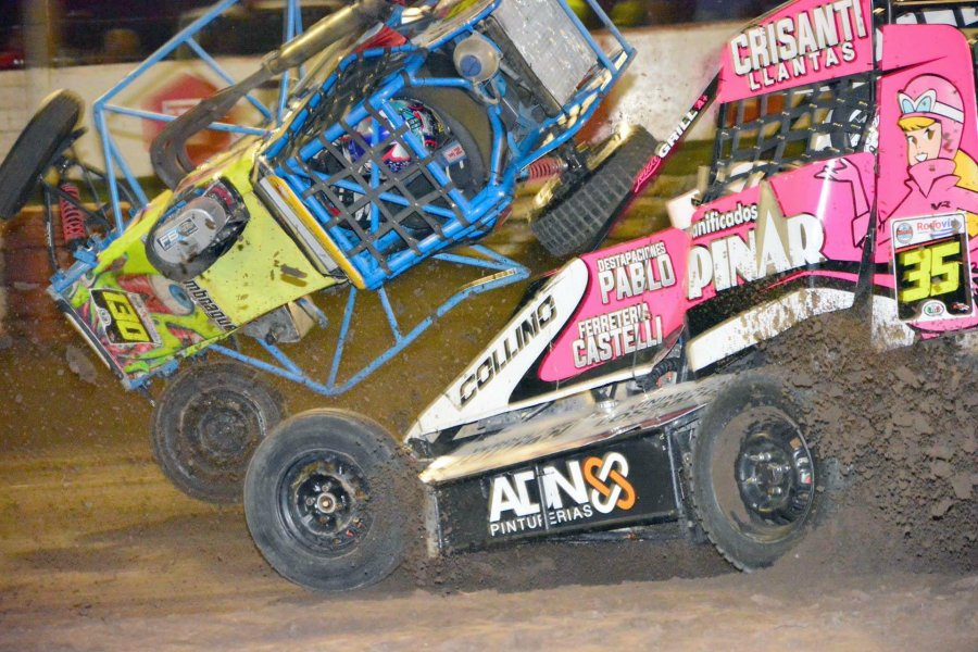 FOTO ARCHIVO CLAUDIO ROTH. El campeón del CMS se consagró en el Nacional de Bahía.  FOTOS MAXIMILIANO UBACH VUELO. Fue protagonizado en el trazado bahiense por el local Leonel Ramos.  CHOQUE DE SEXOS. Entre Fabio Palloti y Laiza Grill en el 