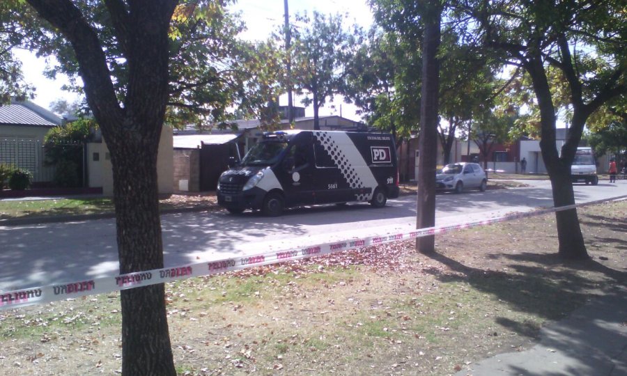 FOTO DIEGO OLIVA  ACORDONADA. As&iacute; se observaba calle Lorenzatti al 1800 donde trabaj&oacute; la Polic&iacute;a.