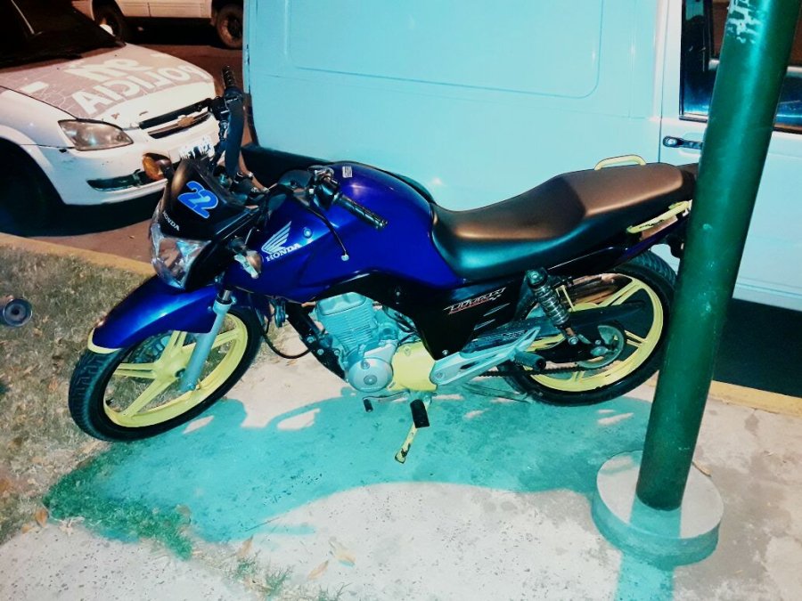 FOTO UR V RETENCION DE MOTOCICLETA. La Honda 150 CG Tit&aacute;n color azul no ten&iacute;a documentaci&oacute;n. Sus tripulantes fueron identificados.