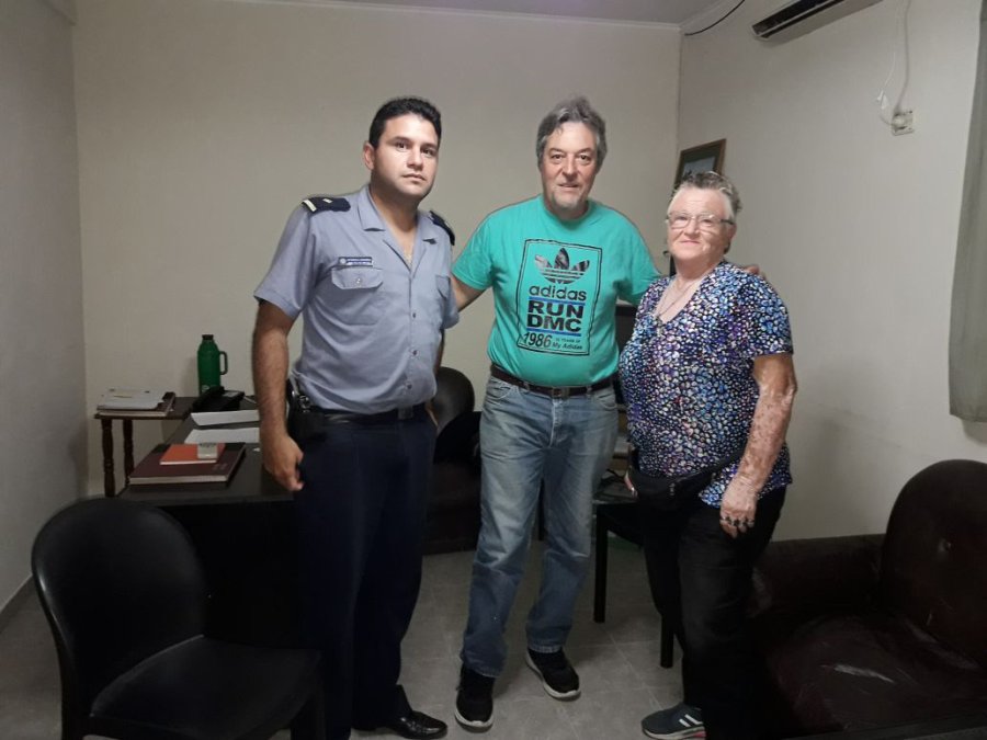 FOTO UR V EN LA COMISARIA 15&ordf;. Se reunieron el jefe de la Comisar&iacute;a, subcomisario Esteban Sanabria; Mabel B&uuml;rgi, presidente vecinal del Barrio Los Nogales; y Germ&aacute;n Dalbano, del Barrio Amancay.