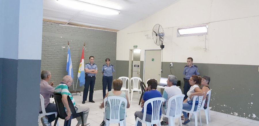 FOTO UR V VECINAL B&ordm; 17 DE OCTUBRE. Se mantuvo una reuni&oacute;n entre los jefes de la Comisar&iacute;a 2&ordf; y autoridades barriales, como tambi&eacute;n ocurri&oacute; en otros sectores de la ciudad.