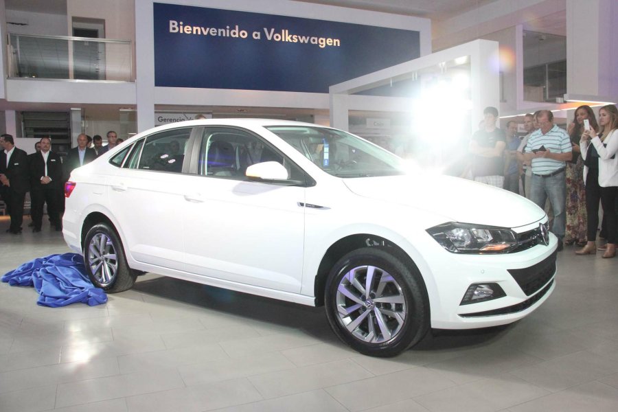 FOTO J. BARRERA PRESENTACION. Ante invitados especiales y personal directivo de la VW, de Escobar y de Grupo Valentino se "descubri&oacute;" el nuevo modelo Virtus.