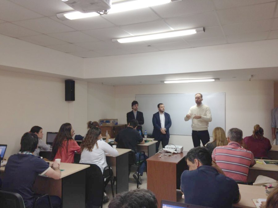 FOTO PRENSA UCES// JAVIER SANDRONE./ El coordinador de la Maestr&iacute;a durante una de sus clases.