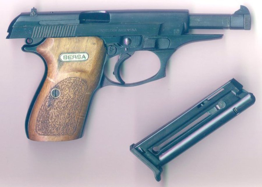 FOTO UR V ARMA EN LA CANCHA.  La pistola Bersa cal. 22 con 8 proyectiles que portaba un simpatizante en la platea local.
