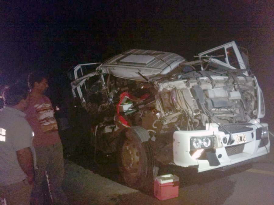 DESTROZADOS. As&iacute; qued&oacute; uno de los camiones que particip&oacute; del accidente.