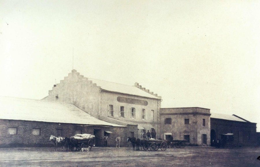 FOTOS AHMR BV. LEHMANN./ Molino "La Amistad" de Pedro Avanthay, donde est&aacute; el Ping&uuml;ino. VILLA ROSAS./ Molino de Frosi funcionaba en la esquina de La Plata y Am&eacute;rica.  FOTOS BS HOSPITAL. Antigua casa de Br&uuml;hl comprada por la Sociedad de Beneficencia.