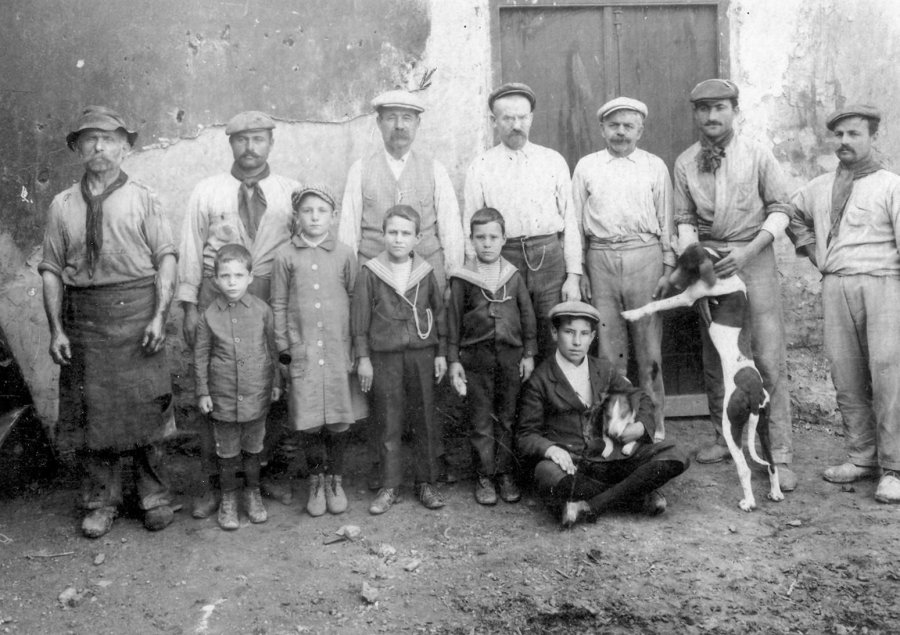 FOTOS AHMR BV. LEHMANN./ Molino "La Amistad" de Pedro Avanthay, donde est&aacute; el Ping&uuml;ino. VILLA ROSAS./ Molino de Frosi funcionaba en la esquina de La Plata y Am&eacute;rica.  FOTOS BS HOSPITAL. Antigua casa de Br&uuml;hl comprada por la Sociedad de Beneficencia.