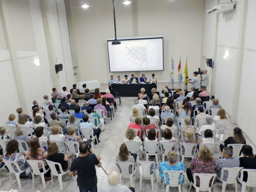 FOTO PRENSA CONCEJO// CERTIFICADOS./ El grupo que recibi&oacute; su certificado aprobando sus sugerencias.