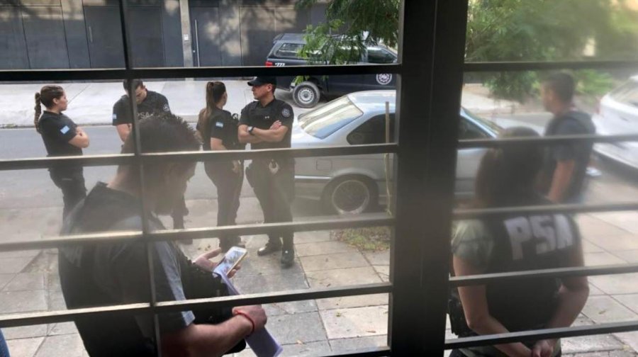 FOTO NA ALLANAMIENTO. El domicilio de la medi&aacute;tica fue requisado por personal de la Polic&iacute;a de Seguridad Aeroportuaria (PSA).