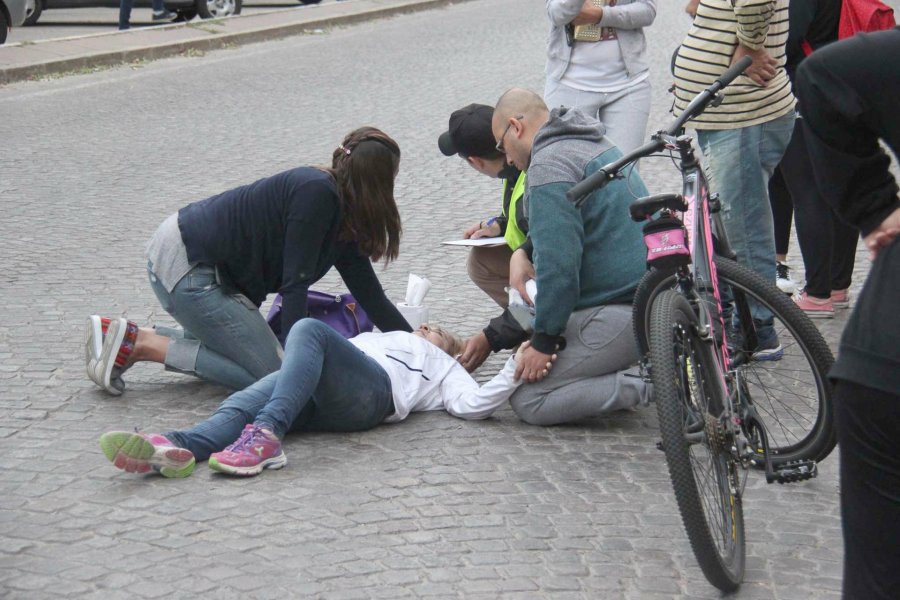 FOTO J. BARRERA PUERTA INOPORTUNA. La mujer debi&oacute; ser hospitalizada con golpes en la cabeza.  FOTO LA OPINION CHOQUE CENTRICO. En Av. Santa Fe y Pueyrred&oacute;n chocaron dos autos. Sin lesionados.