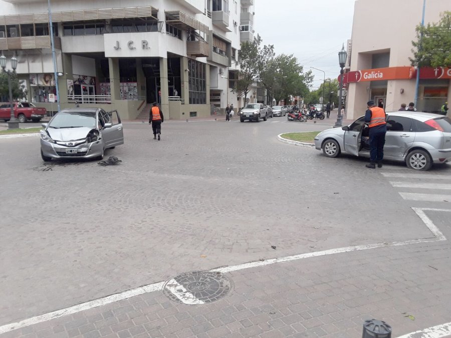 FOTO J. BARRERA PUERTA INOPORTUNA. La mujer debió ser hospitalizada con golpes en la cabeza.  FOTO LA OPINION CHOQUE CENTRICO. En Av. Santa Fe y Pueyrredón chocaron dos autos. Sin lesionados.