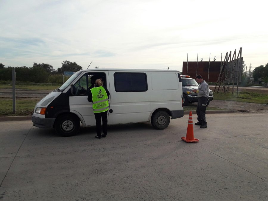 FOTO COMUNICACION// CONTROLES./ Los agentes efectuando su labor con veh&iacute;culos  que ingresaban a la ciudad.