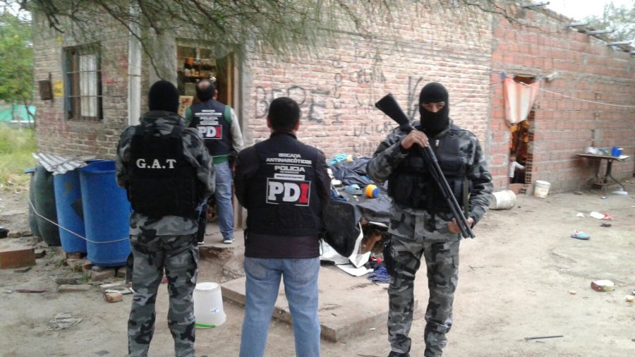 FOTO MIN. DE SEG. STA. FE PROCEDIMIENTO.  Fueron contra el narcomenudeo. Se secuestr&oacute; droga, armas, dinero en efectivo y celulares.