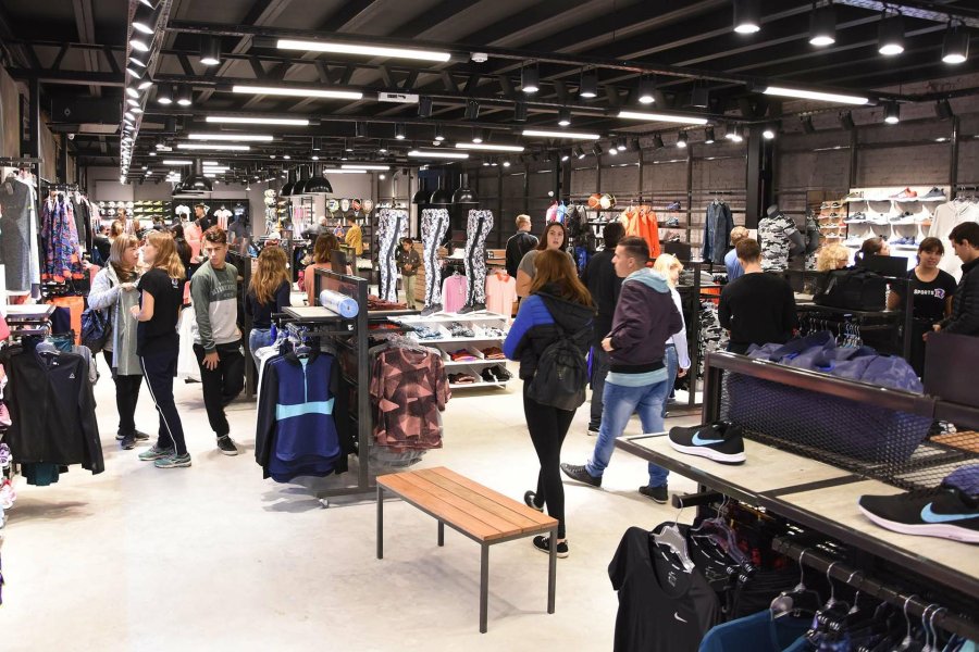 FOTO M. LIOTTA GRAN RESPUESTA. El sal&oacute;n de ventas de Allsports casi colmado, en su primer d&iacute;a de actividad en Rafaela.  SUCURSAL. Ubicado en el coraz&oacute;n de bulevar Santa Fe, el local de Allsports en Rafaela es uno m&aacute;s de la amplia red de la cadena Ros