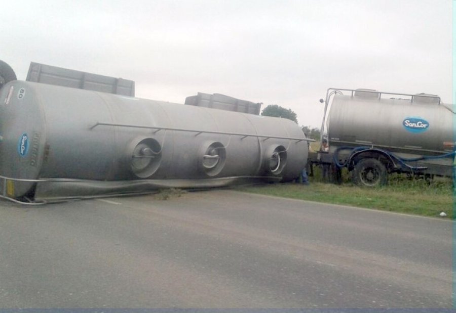 FOTO RBS CAMION DE TRANSPORTE DE LECHE. Afortunadamente no hubo lesionados.