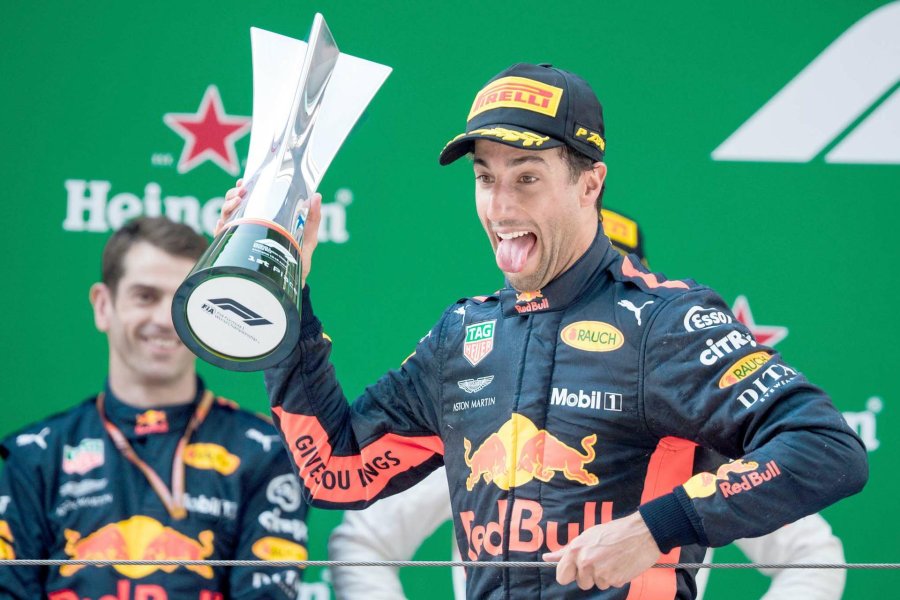 FOTO NA UN CARRERON. El australiano de Red Bull cortó la racha de Vettel y Ferrari con una muestra de gran manejo y estrategia.   EN EL PODIO. Daniel Ricciardo celebrando su sexto triunfo en la F1.