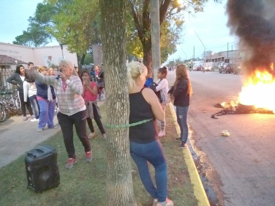 RECLAMO. Frente a la Municipalidad de Frontera, la mujer encadenada.