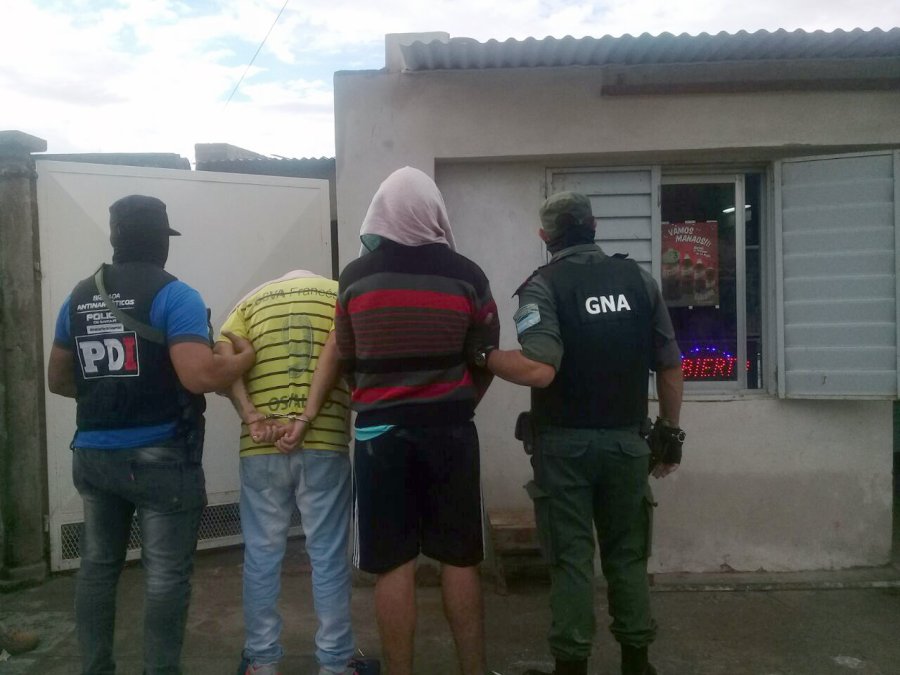 FOTO MIN. DE SEG. DOS DETENIDOS. El procedimiento fue realizado por la PDI local y Gendarmer&iacute;a Nacional.