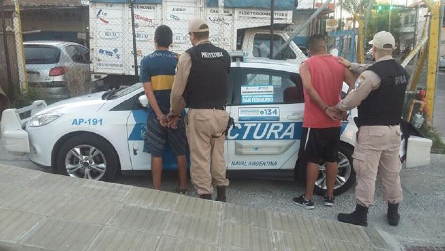 FOTO MIN. SEG. NACION DETENIDOS. Incautaron  4.524 dosis de marihuana y 894 envoltorios de coca&iacute;na.