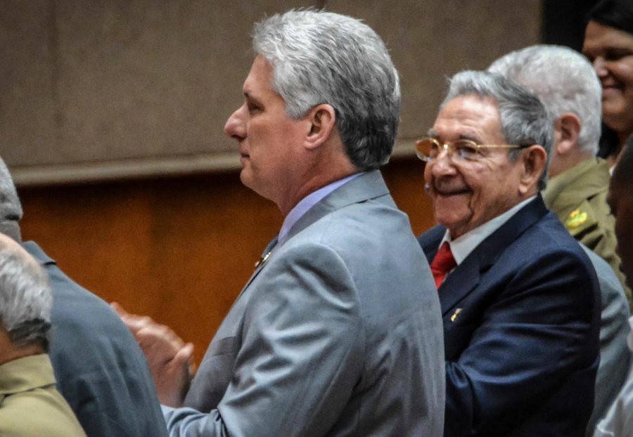 FOTO AFP-NA INGENIERO. D&iacute;az-Canel junto a Ra&uacute;l Castro en la Asamblea Nacional.