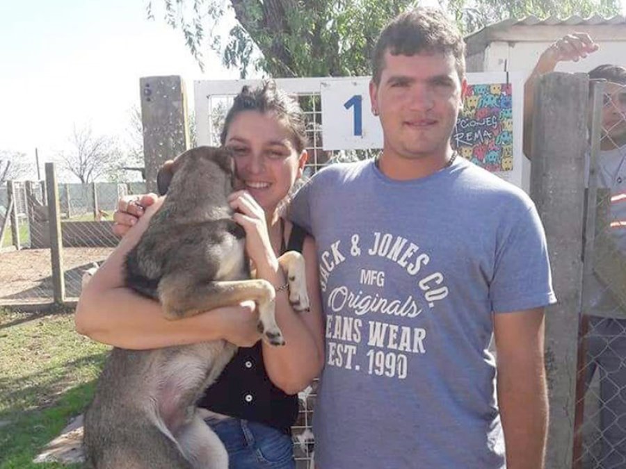FOTO PRENSA MUNICIPAL FAMILIA AMPLIADA. Una joven pareja decidi&oacute; llevarse un "perrito" grande del Rema.