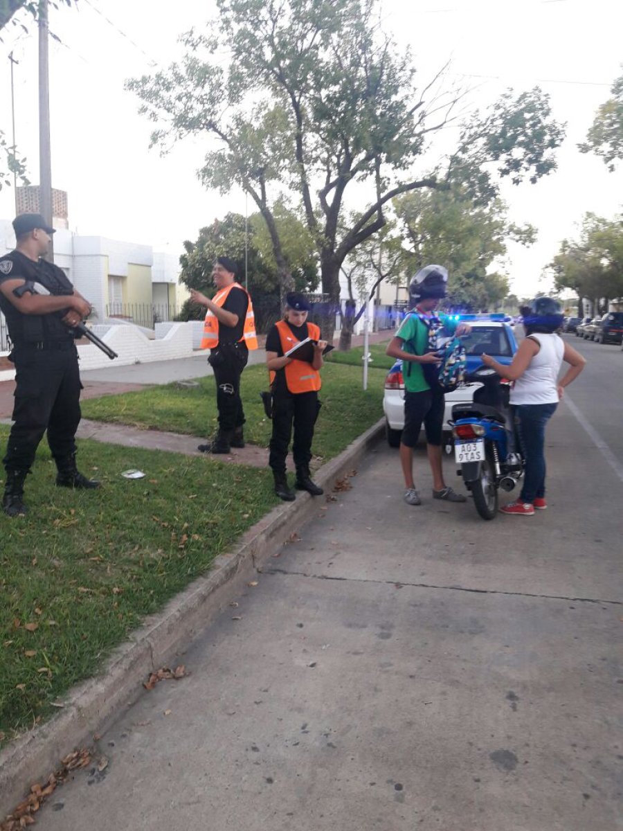 FOTO UR V EN BARRIO ITALIA. Decenas de estos controles se realizan semanalmente en la jurisdicción de la UR V.  FOTO UR V OPERATIVO ARMONIZACION. Policías recorren el frente de la escuela Vecchioli en el horario de 23.00 a 02.00.