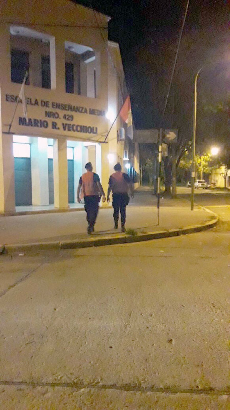 FOTO UR V EN BARRIO ITALIA. Decenas de estos controles se realizan semanalmente en la jurisdicci&oacute;n de la UR V.  FOTO UR V OPERATIVO ARMONIZACION. Polic&iacute;as recorren el frente de la escuela Vecchioli en el horario de 23.00 a 02.00.
