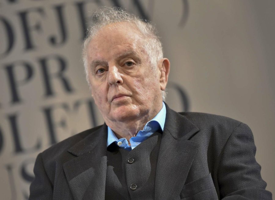 DANIEL BARENBOIM./ El c&eacute;lebre director reaccion&oacute; ante reconocimientos a raperos antisemitas.
