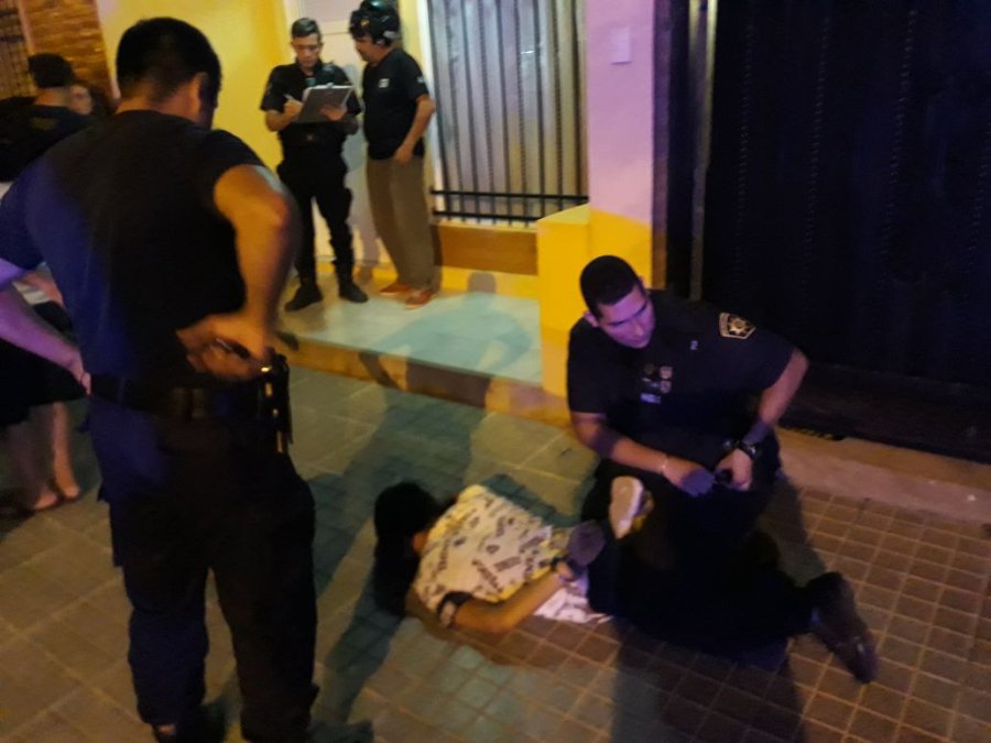 FOTO UR V ARRESTADO. Fueron los mismos vecinos quienes retuvieron al individuo hasta la llegada de la Polic&iacute;a.