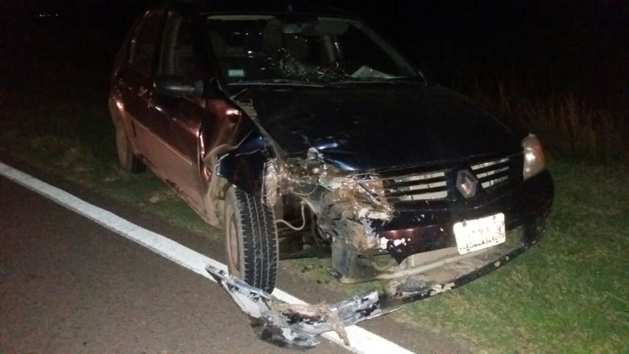 FOTO UR V GOLPEO CONTRA LA MOTO. El autom&oacute;vil Renault Logan presenta las huellas del impacto.