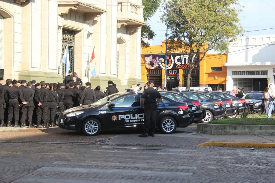 FOTO JORGE BARRERA ENTREGA. El Ministro Pullaro entregó nuevas unidades a la URV.   ULTIMA GENERACION. Los autos son los denominados 