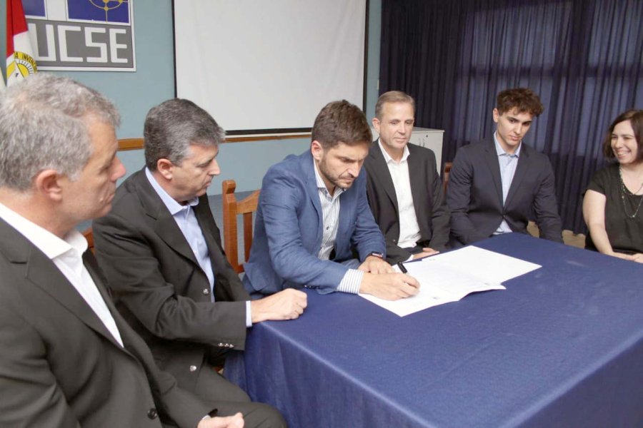 FOTO MIN. SEG. STA. FE RUBRICA. Omar Mart&iacute;nez, Edgardo Allochis, Maximiliano Pullaro, Fernando Muriel, Agust&iacute;n Andereggen y Mar&iacute;a Bel&eacute;n Sosa.