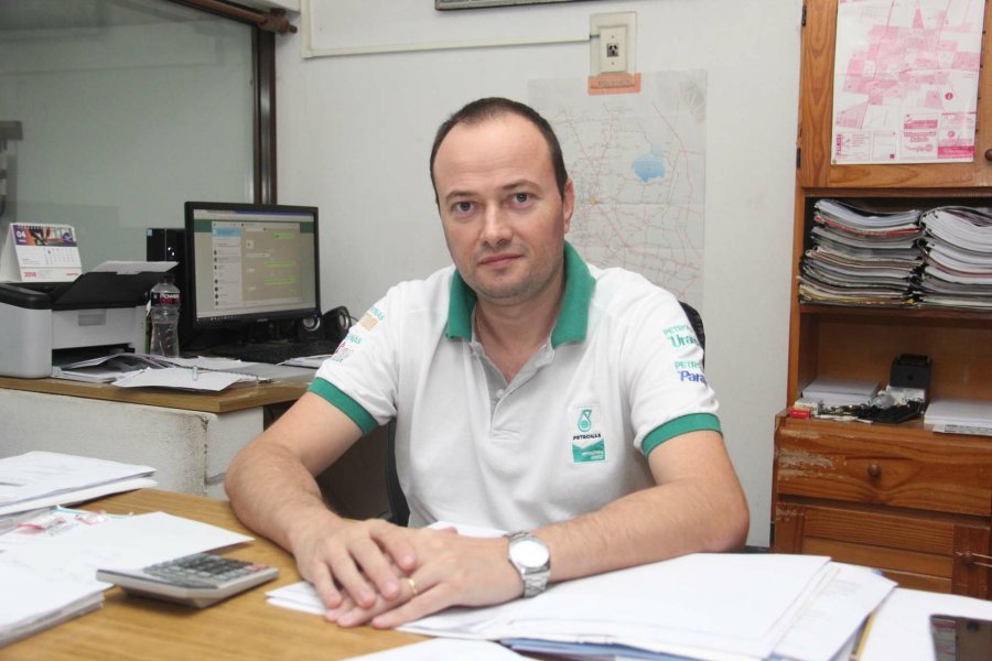 FOTO JORGE BARRERA HORACIO MAINE. Actual presidente de la C&aacute;mara que nuclea a los repuesteros.  FOTO JORGE BARRERA ESTANTERIAS. Utilizadas para ordenar y exhibir la mercader&iacute;a en los comercios.