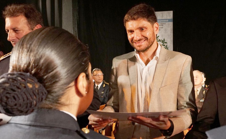 FOTO MIN. DE SEG. PULLARO. Entrega uno de los diplomas.