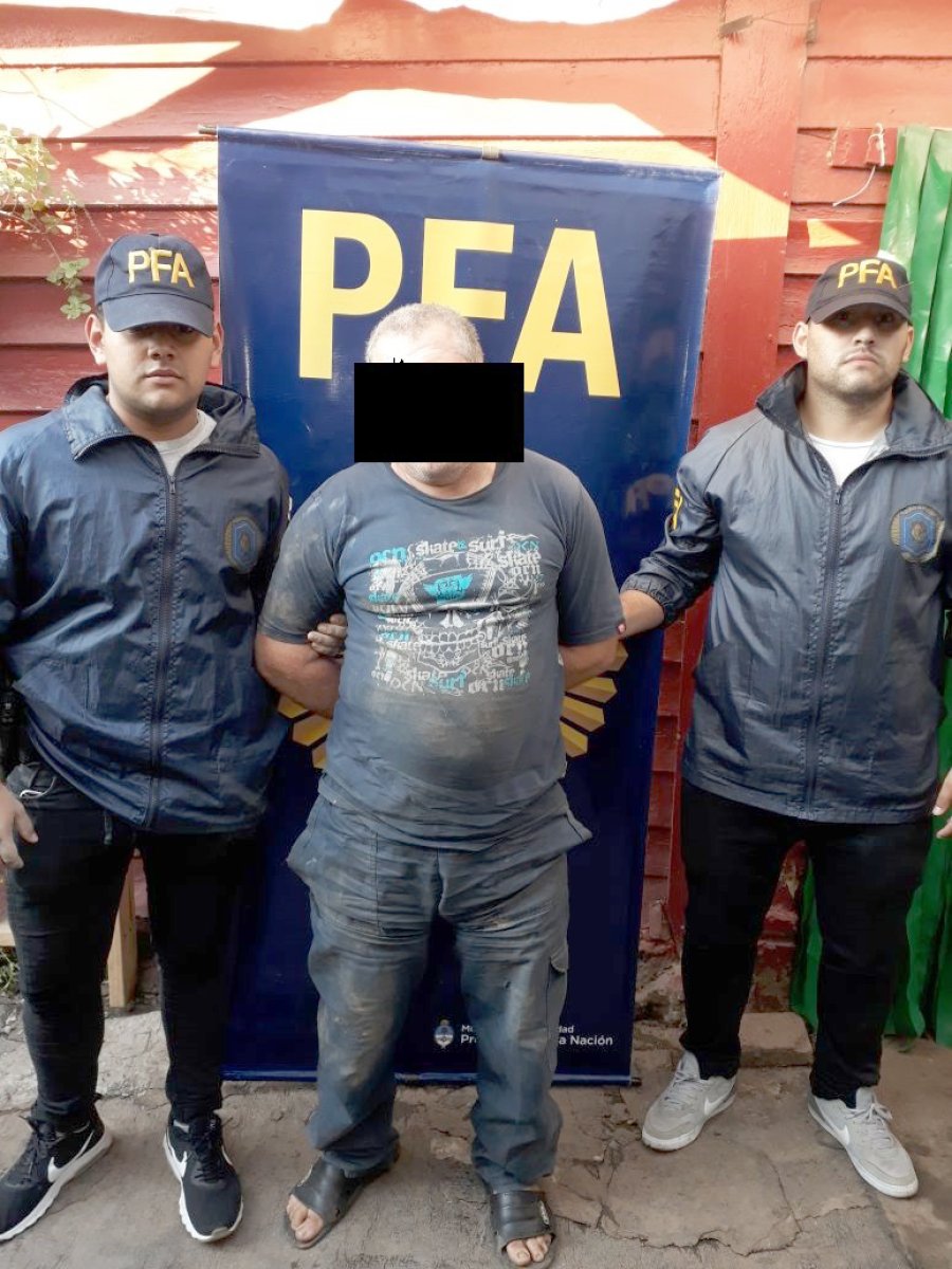 FOTO MIN. SEG. NACION DETENIDO. El hombre pose&iacute;a varias armas de fuego entre otros elementos.