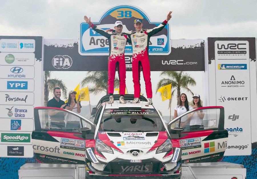 SIEMPRE A FONDO. El piloto estonio volando en las sierras con el Toyota Yaris.  EN EL PODIO. Ott Tänak y Martin Järveoja festejan el triunfo en Villa Carlos Paz.