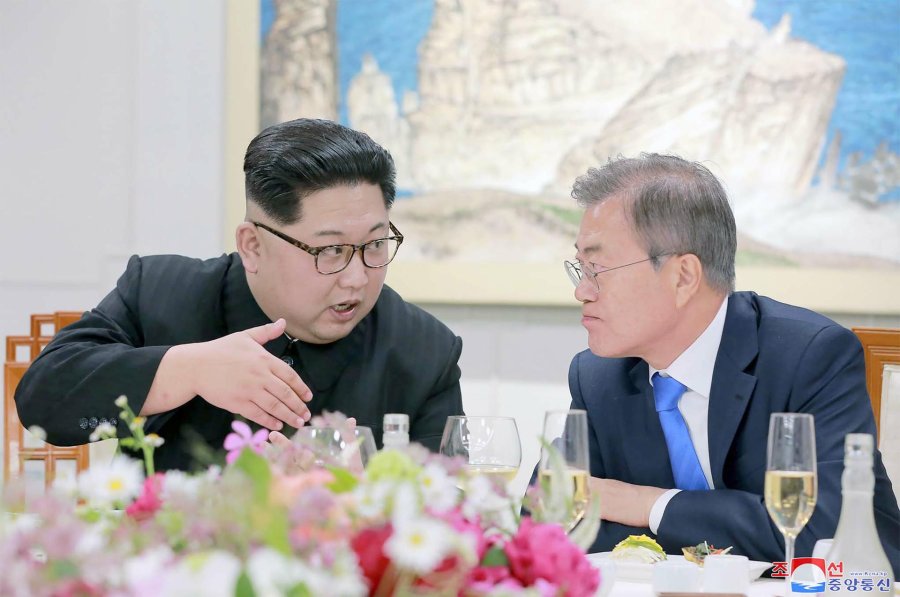FOTO AFP-NA LIDERES./ Kim Jong Un y y Moon Jae-in.